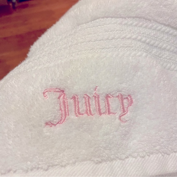 JUICY COUTURE 100% Cotton WHITE Bath Towel 58" x 30" NWOT - Picture 3 of 6